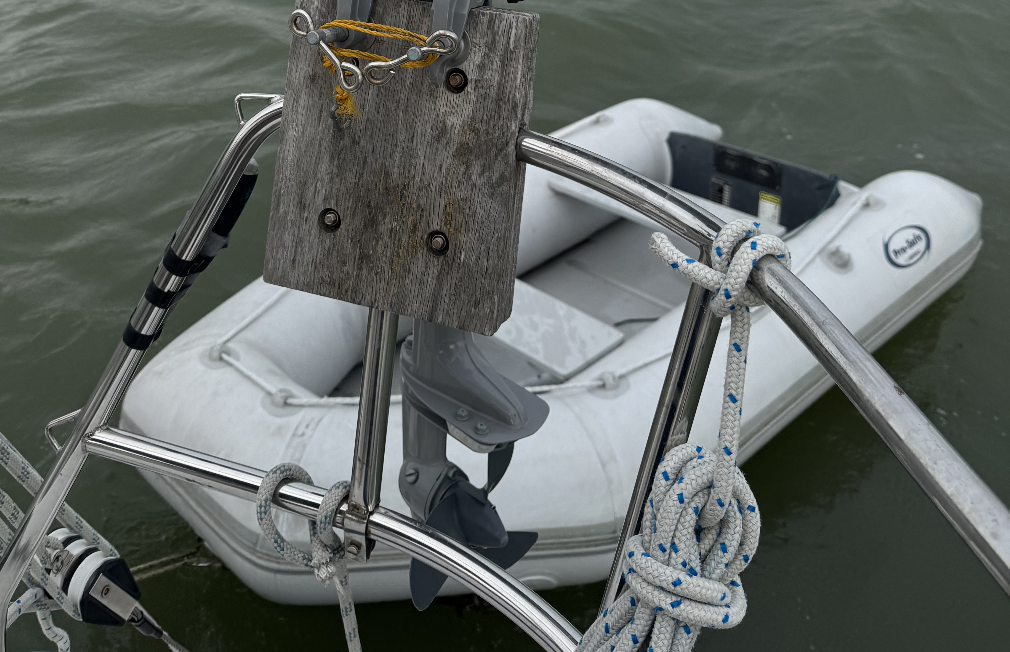 카리스마 선미에 연결된 Pro-Safe Dinghy